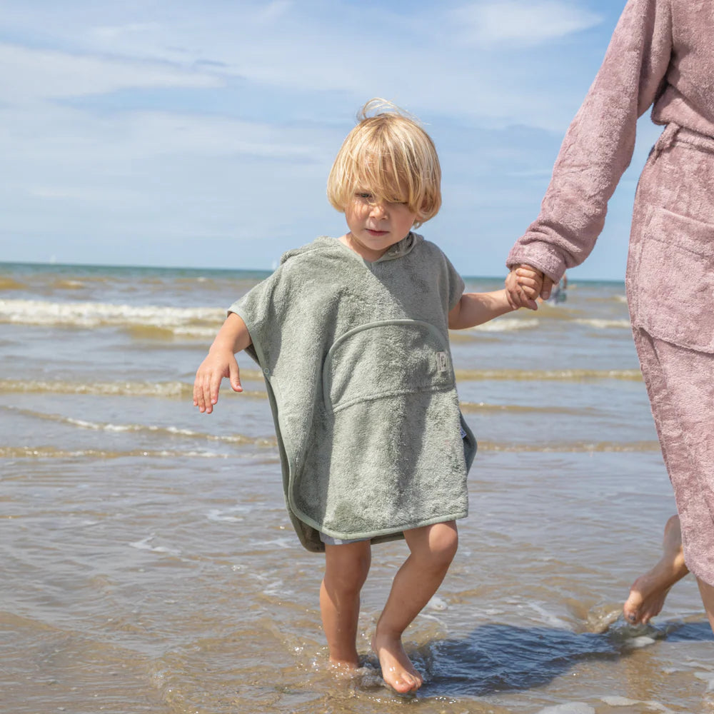 Timboo badponcho met V-hals Jungle Green, sfeerbeeld: kindje met poncho op het strand