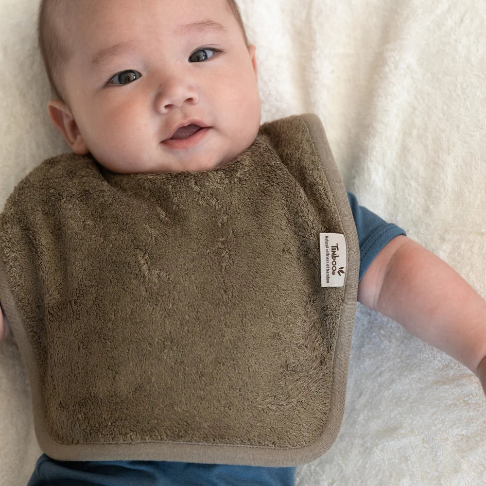 Timboo bamboe slab met drukknoop Riviera Blue, sfeerbeeld: baby met een groene slab