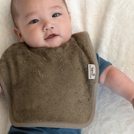 Timboo bamboe slab met drukknoop Riviera Blue, sfeerbeeld: baby met een groene slab