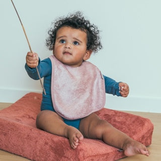 Timboo waterdicht slabbetje van bamboe in Misty Rose, vooraanzicht