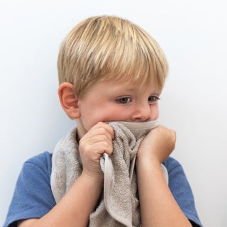 Timboo XL waterdicht slabbetje van bamboe in Feather Grey, vooraanzicht