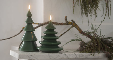 Uyuni LED kaarsen kerstboom Olive Green, twee groene kerstbomen in sfeeropstelling