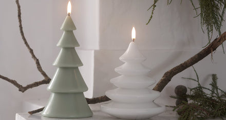 Uyuni LED kaarsen kerstboom Sage Green en Nordic White naast elkaar in sfeeropstelling
