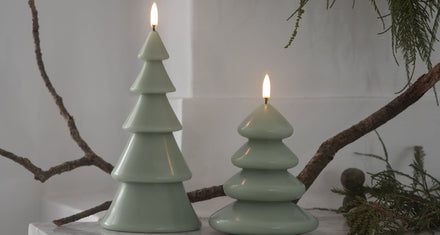 Uyuni LED kaarsen kerstboom Sage Green met brandend LED-vlammetje in sfeeropstelling