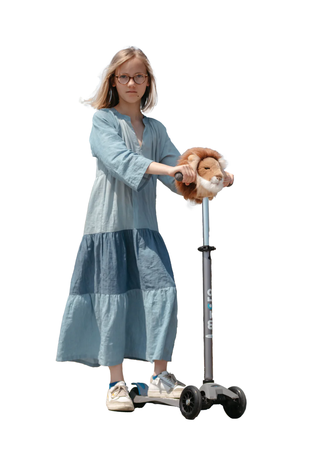 Wild & Soft Scooter Hoofd Leeuw, meisje in lange jeansjurk houdt de step met leeuwenhoofdje vast