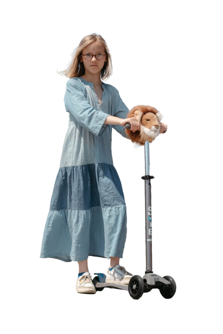 Wild & Soft Scooter Hoofd Leeuw, meisje in lange jeansjurk houdt de step met leeuwenhoofdje vast