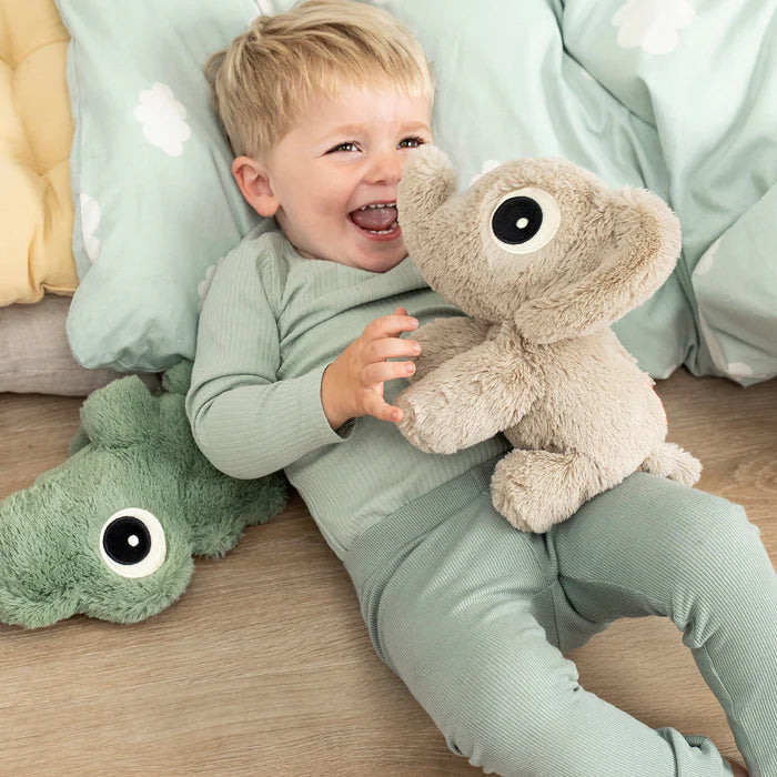 Done By Deer Cuddle Bestie knuffel Elphee Sand met zacht naamlabel voor kind en knuffel, bij De Gele Flamingo