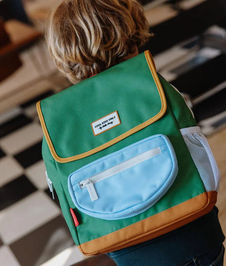 Hello Hossy Rugzak Mini Green Lake 2-5Y kleuterrugzak - detail van de rits en het drinkflesvak