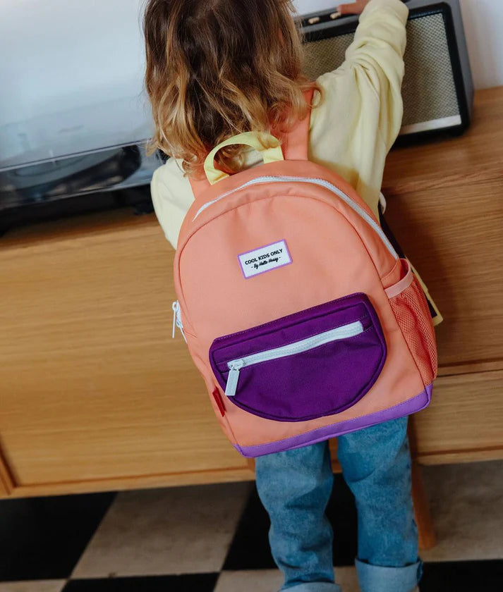 Hello Hossy Rugzak Mini Peach Pop +6Y kinderrugzak - sfeerbeeld in gebruik