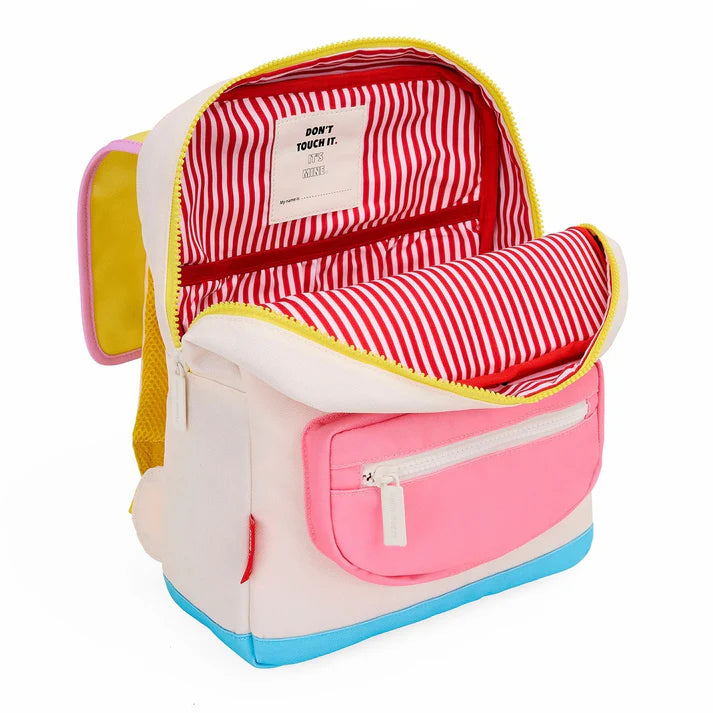 Hello Hossy rugzak Mini Sugar 2-5Y, detail van de verstelbare borstclip