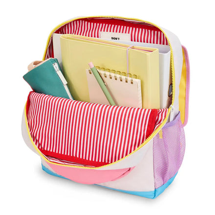 Hello Hossy rugzak Mini Sugar 2-5Y, gedragen door een kleuter