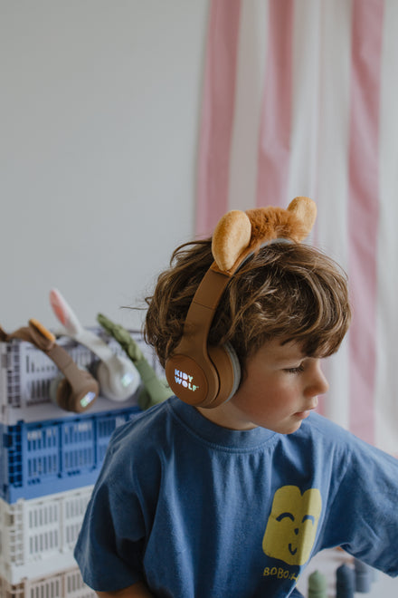 Kind luistert met de Kidywolf Kidyears koptelefoon leeuw