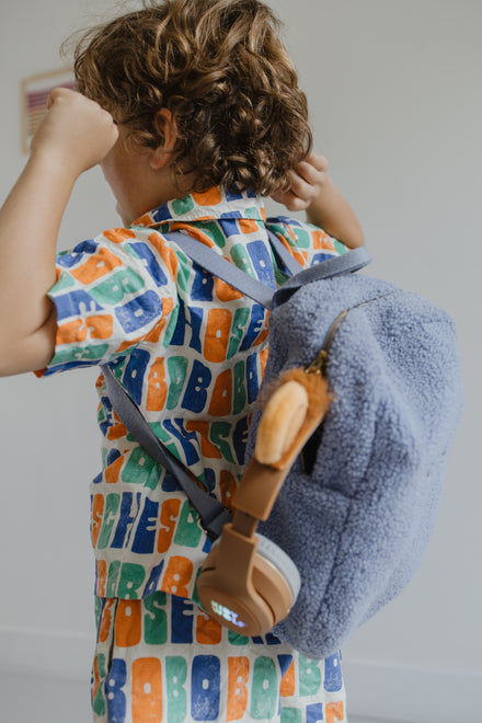 Kind draagt de Kidywolf Kidyears leeuw koptelefoon