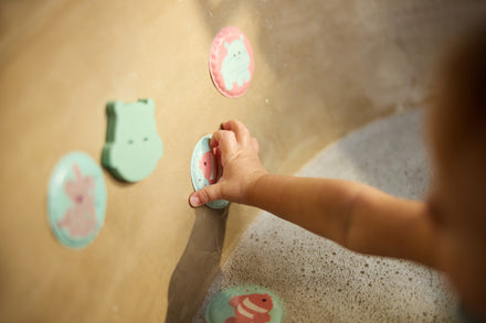Netje met zuignappen van de Jollein badmemory Kangaroots voor aan de wand, De Gele Flamingo