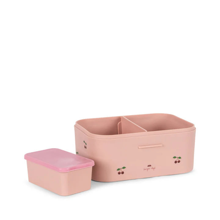 Konges Sløjd brooddoos Cherry Pink geopend met uitneembare verdeler en snackbakje