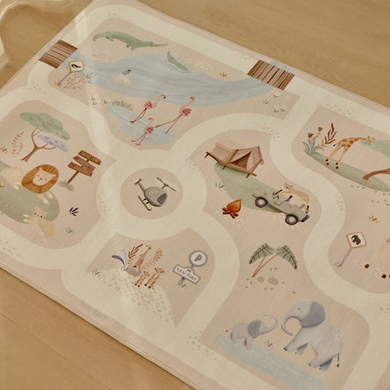 Zachte autospeelmat Safari Friends van Little Dutch met kronkelende wegen, De Gele Flamingo.