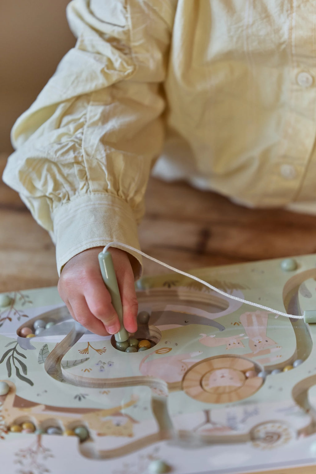 Houten magnetisch doolhof van Little Dutch met gesloten ontwerp voor onderweg, bij De Gele Flamingo.