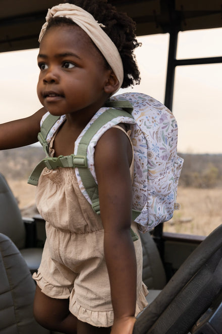 Kleuterrugzak met safariprint van Little Dutch, voorzien van naamlabel, bij De Gele Flamingo.