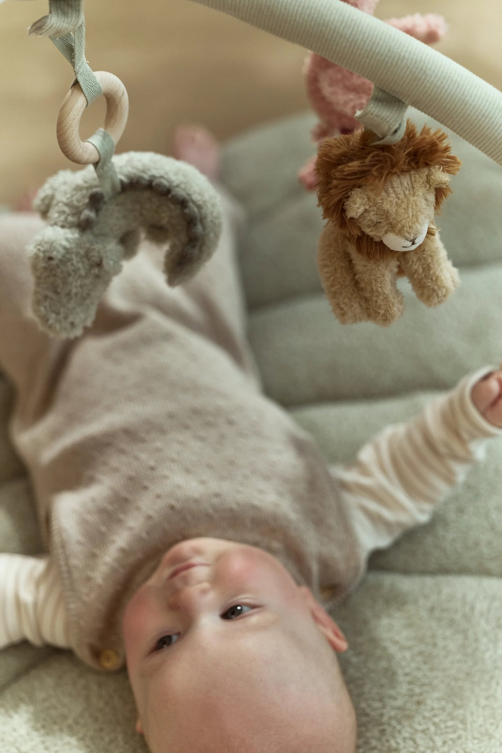 Baby op het Little Dutch Speeltapijt met Boog Safari Friends, bij De Gele Flamingo