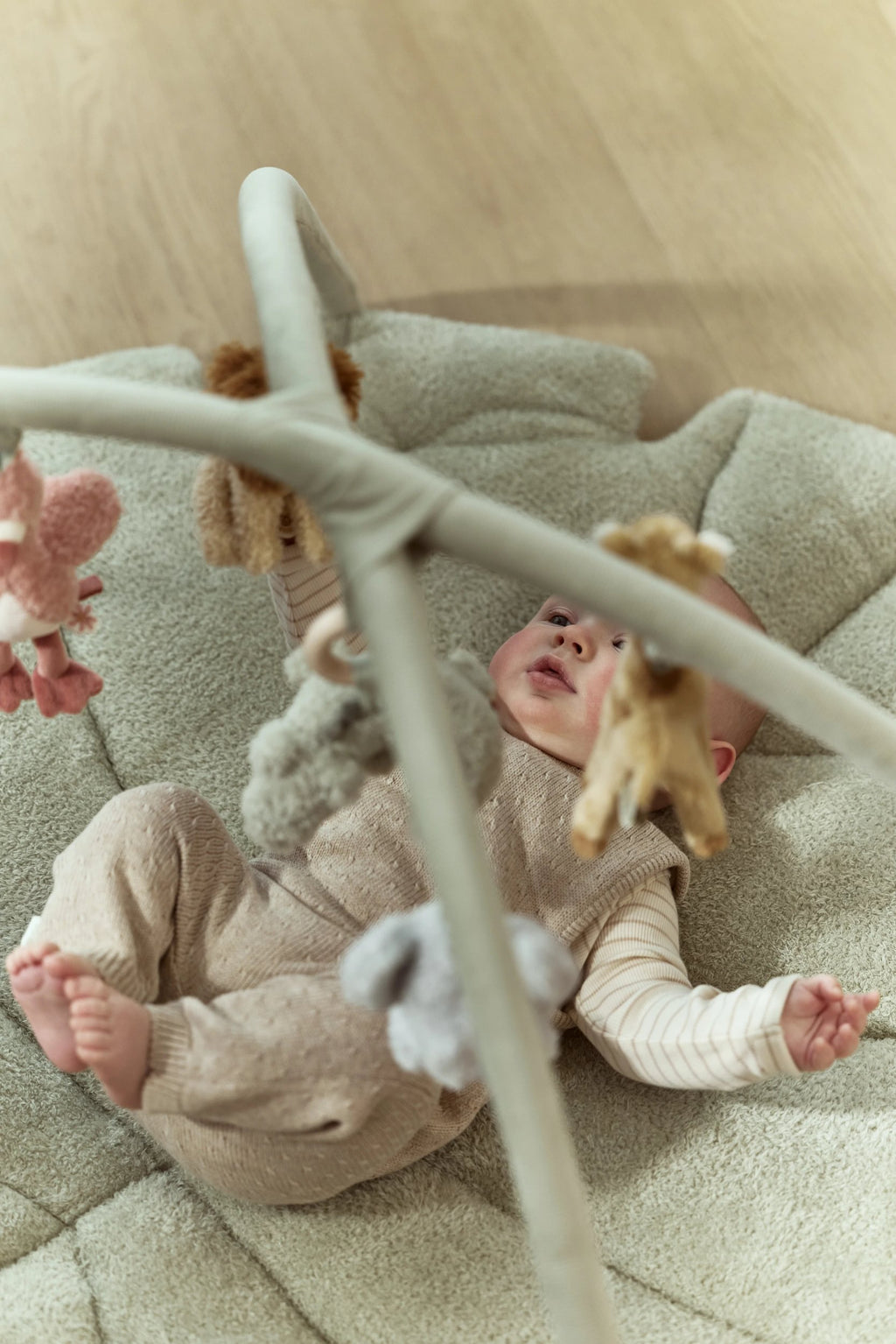 Boog van het Little Dutch Speeltapijt Safari Friends met hangende knuffels, De Gele Flamingo