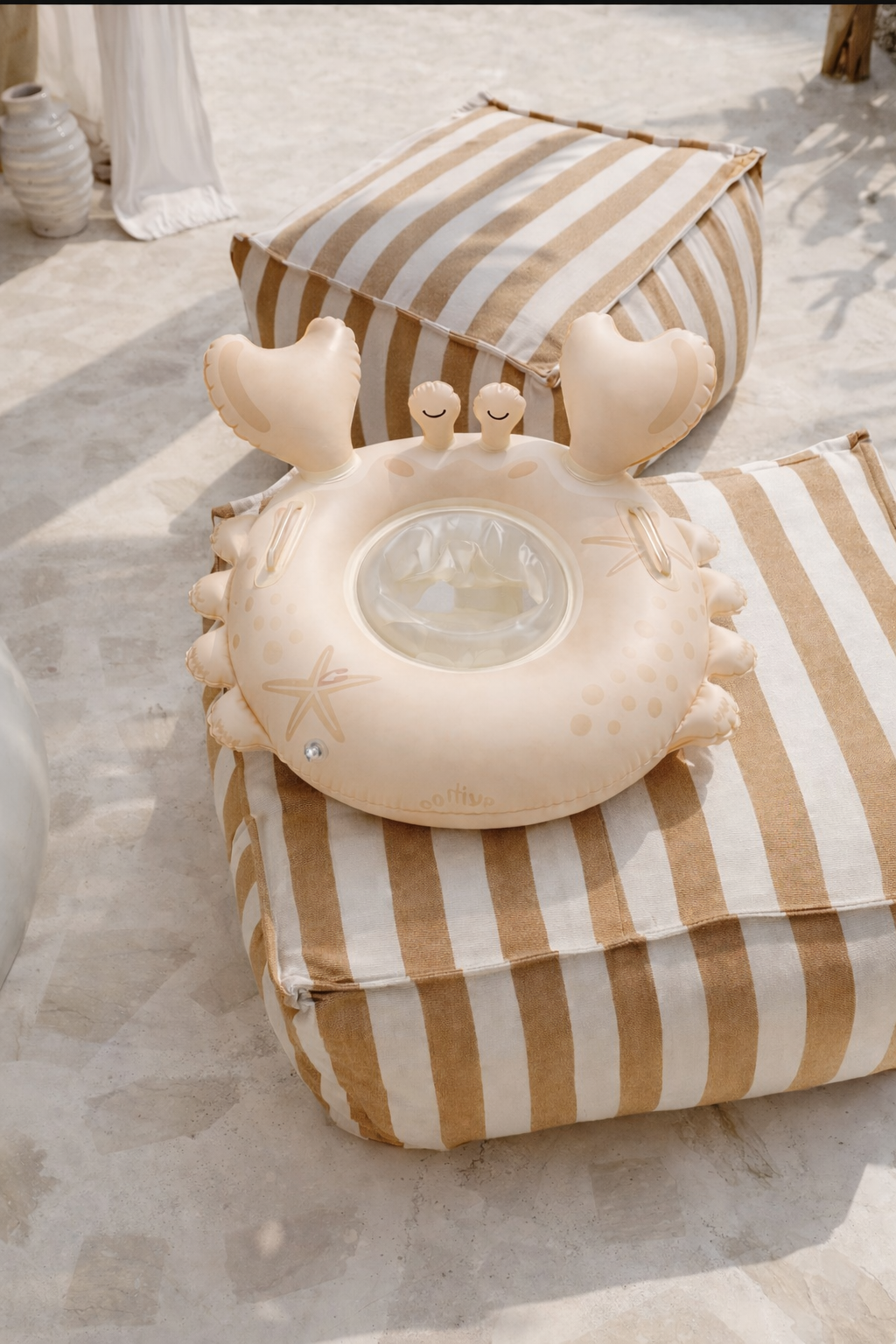 Mrs. Ertha Inflatable Swim Seat Tiny Crab met transparante handgrepen voor extra grip, De Gele Flamingo