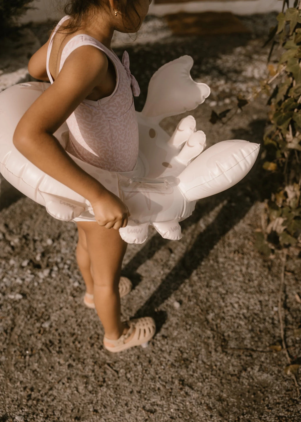 Mrs. Ertha Inflatable Swim Seat Tiny Crab, stabiel zwemzitje voor zwembad en strand bij De Gele Flamingo