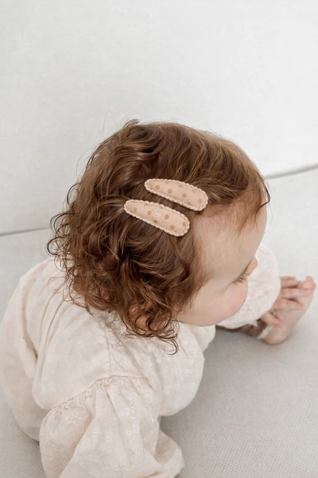 Mrs. Ertha Haarspeldjes Blush Dots met stof beklede metalen klikspeldjes, bij De Gele Flamingo