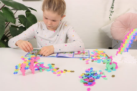 Plus Plus Learn To Build Eenhoorn - eenhoorn met regenboogmanen van dichtbij