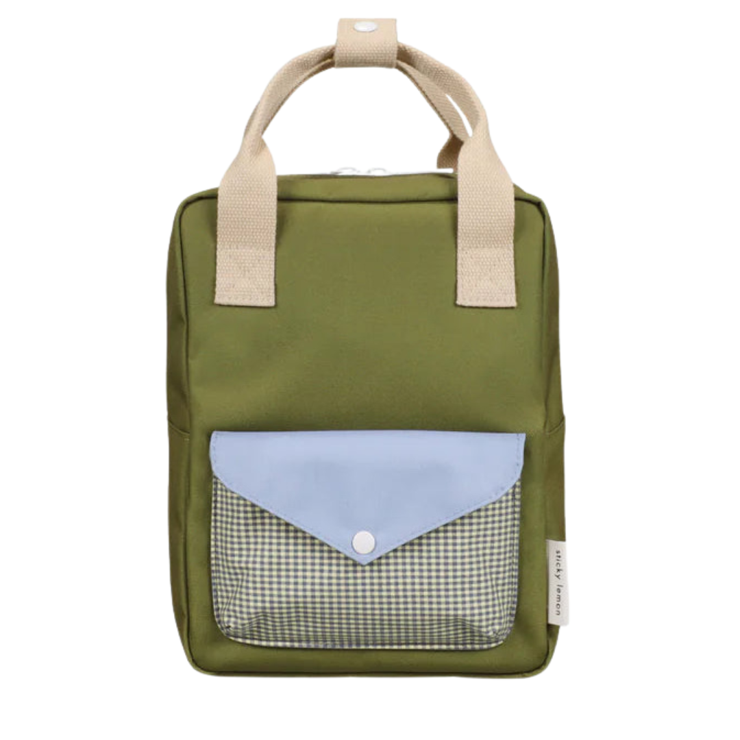 Sticky Lemon rugzak klein Envelope in Tickling Grass met envelopvak vooraan, te koop bij De Gele Flamingo.