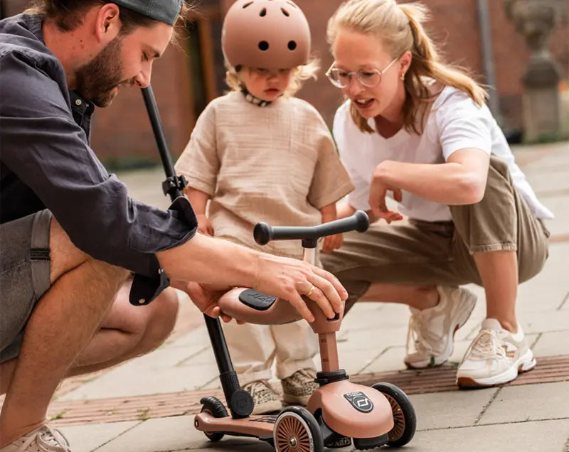 Gezin op stap met de Scoot and Ride Highwaykick 1 Push and Go in Mocha