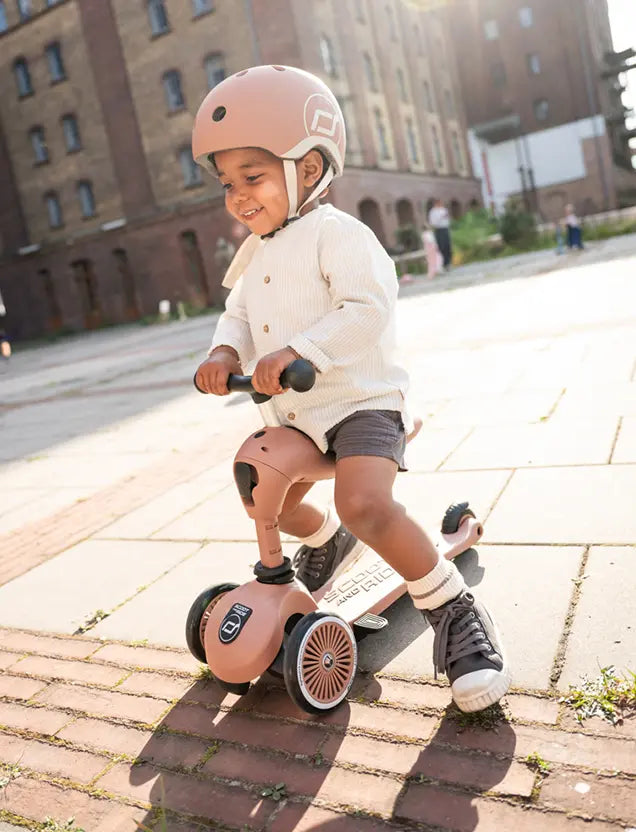 Jongetje rijdt op de Scoot and Ride Highwaykick 1 Push and Go in Mocha