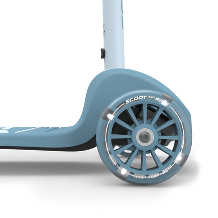 Close-up van de LED-wielen van de Scoot and Ride Highwaykick 3S in Steel