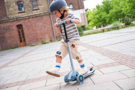 Jongen rijdt op de Scoot and Ride Highwaykick 3S step in Steel