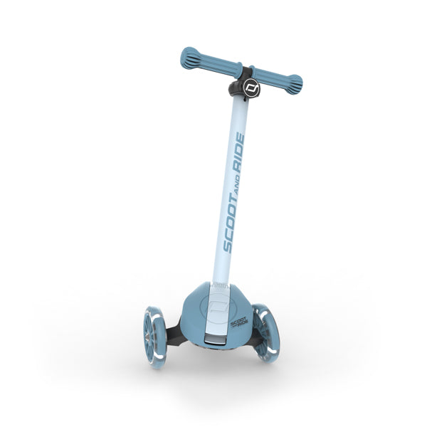Scoot and Ride Highwaykick 3S in Steel, sturen vanaf de voorkant gezien