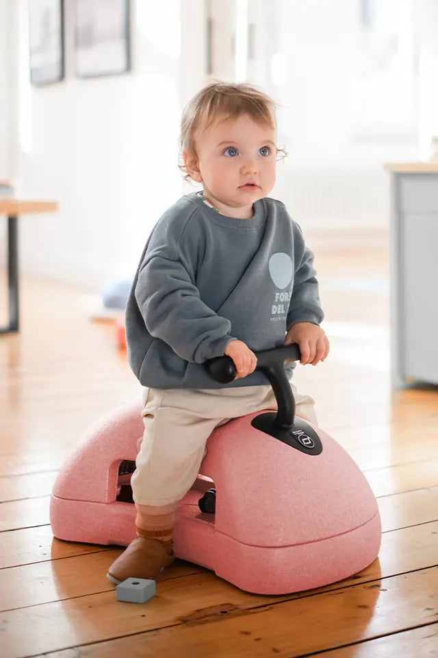Scoot and Ride My First Baby Walker in Rose in gebruik, sfeerbeeld
