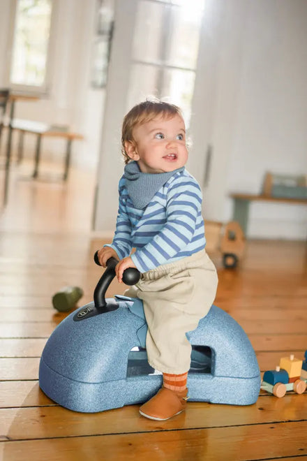 Scoot and Ride My First Baby Walker in Steel in gebruik, sfeerbeeld