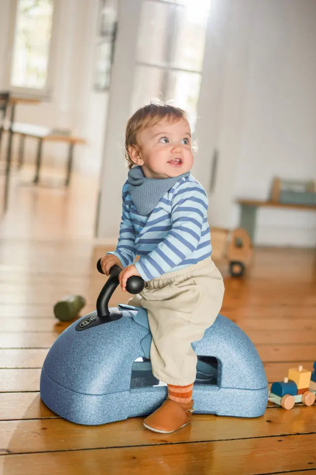 Scoot and Ride My First Baby Walker in Steel in gebruik, sfeerbeeld