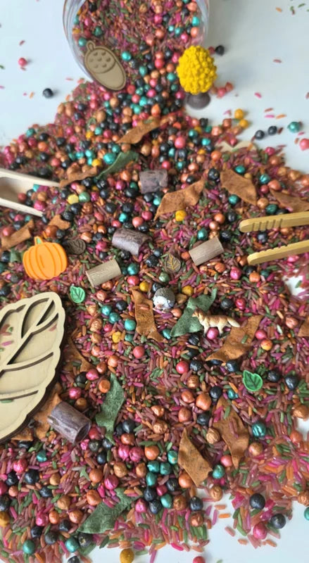SensoryFun Speelrijst Mix PourAndPlay Into the woods, 1,2 kg sensory play bij De Gele Flamingo