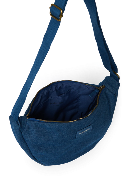 Donkerblauwe denim fanny pack van Studio Noos met hoofdvak met rits, bij De Gele Flamingo