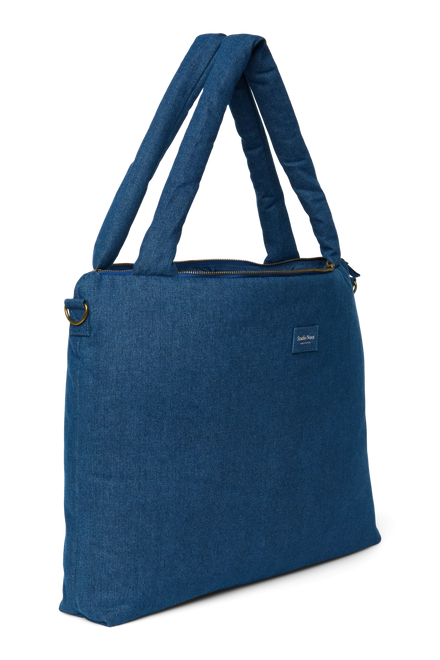 Luiertas van Studio Noos in donkerblauwe denim met ingebouwde flessenhouder, bij De Gele Flamingo