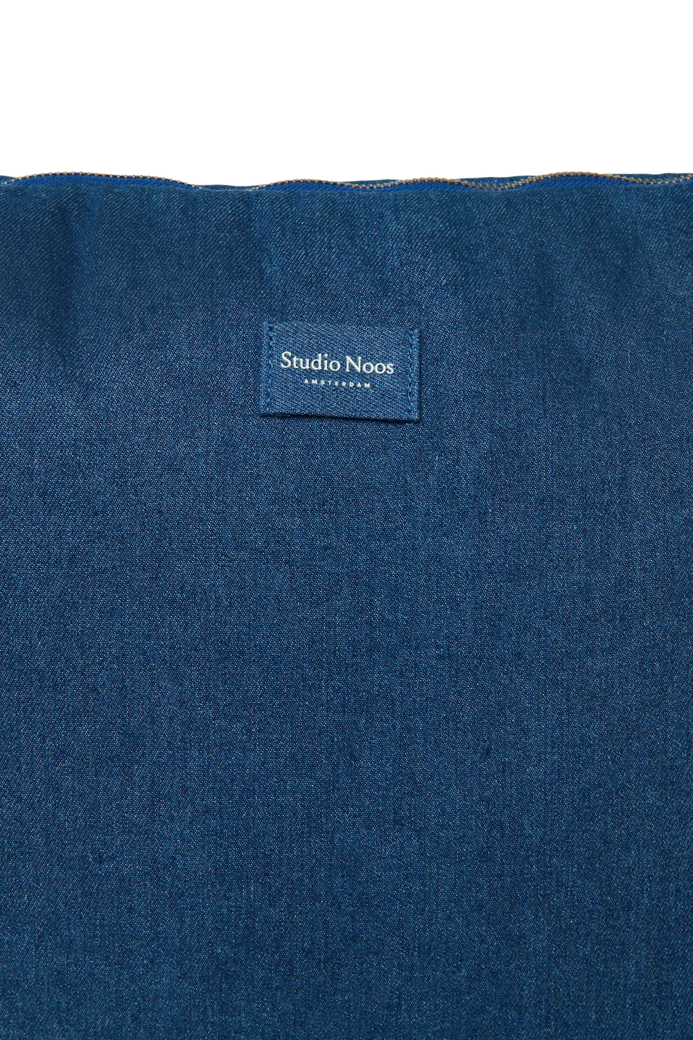 Donkerblauwe denim Studio Noos luiertas van 58 x 8 x 46 cm, ruim formaat bij De Gele Flamingo