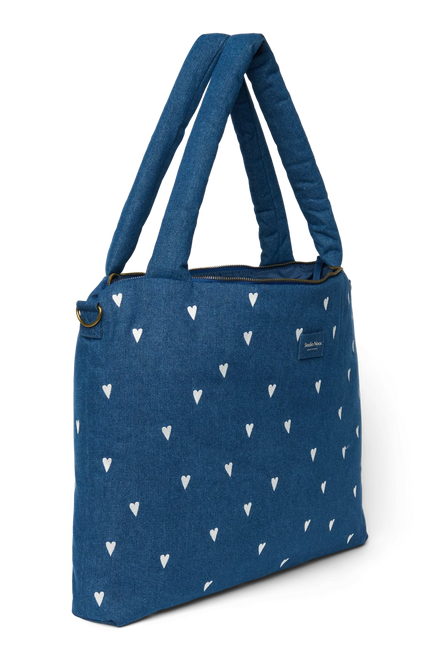 Luiertas Denim Hearts van Studio Noos met ingebouwde flessenhouder, onderweg bij De Gele Flamingo