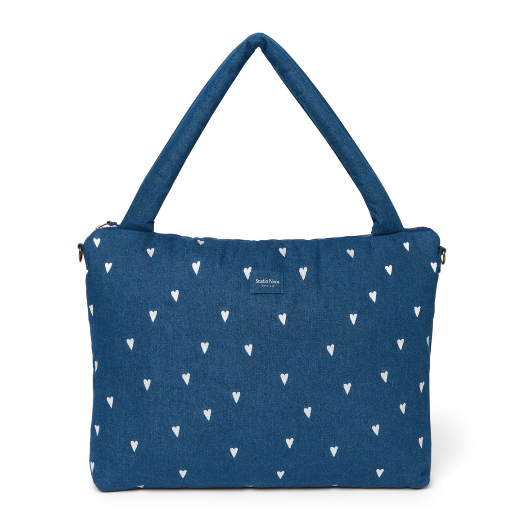 Studio Noos luiertas met rits in donkerblauwe denim met geborduurde hartjes, bij De Gele Flamingo
