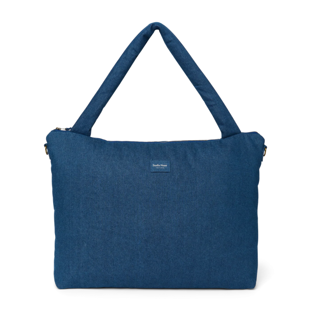 Studio Noos luiertas met rits in donkerblauwe denim, ruime babytas bij De Gele Flamingo