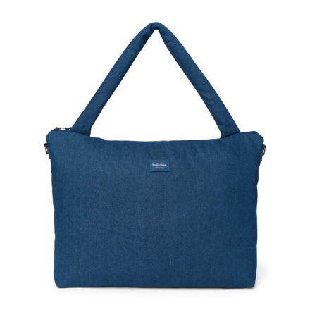 Studio Noos luiertas met rits in donkerblauwe denim, ruime babytas bij De Gele Flamingo