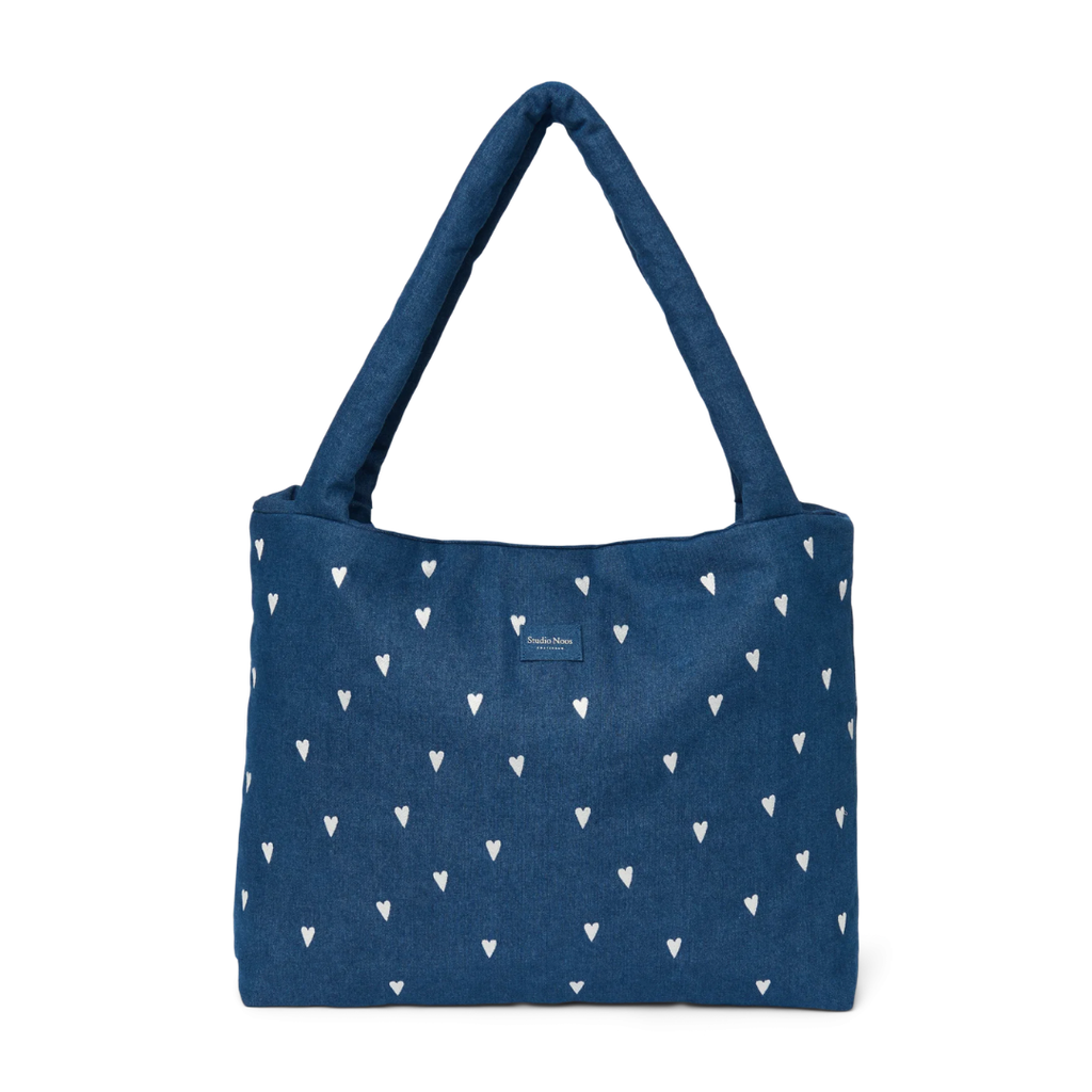 Studio Noos Mom Bag in donkerblauwe denim met geborduurde hartjes, bij De Gele Flamingo