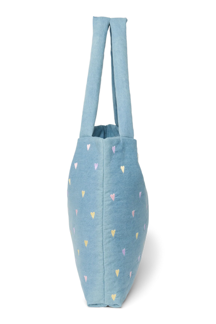 Studio Noos Mom Bag Denim Hearts in lichtblauw met lange hengsels, bij De Gele Flamingo
