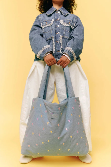 Padded denim Mom Bag met hartjes van Studio Noos van 58 x 8 x 46 cm, bij De Gele Flamingo
