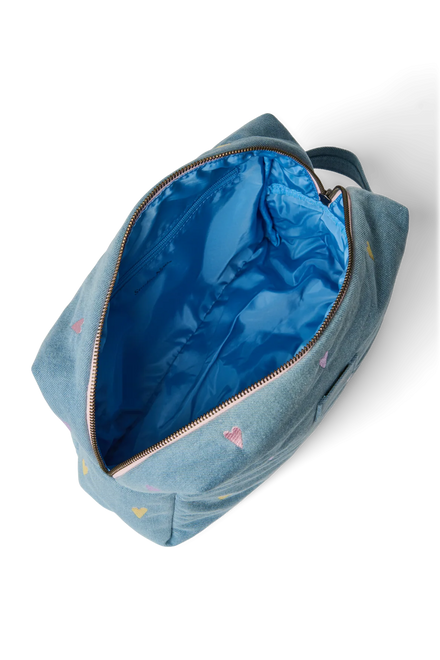 Lichtblauwe denim toilettas van Studio Noos met buitenvak met rits, bij De Gele Flamingo