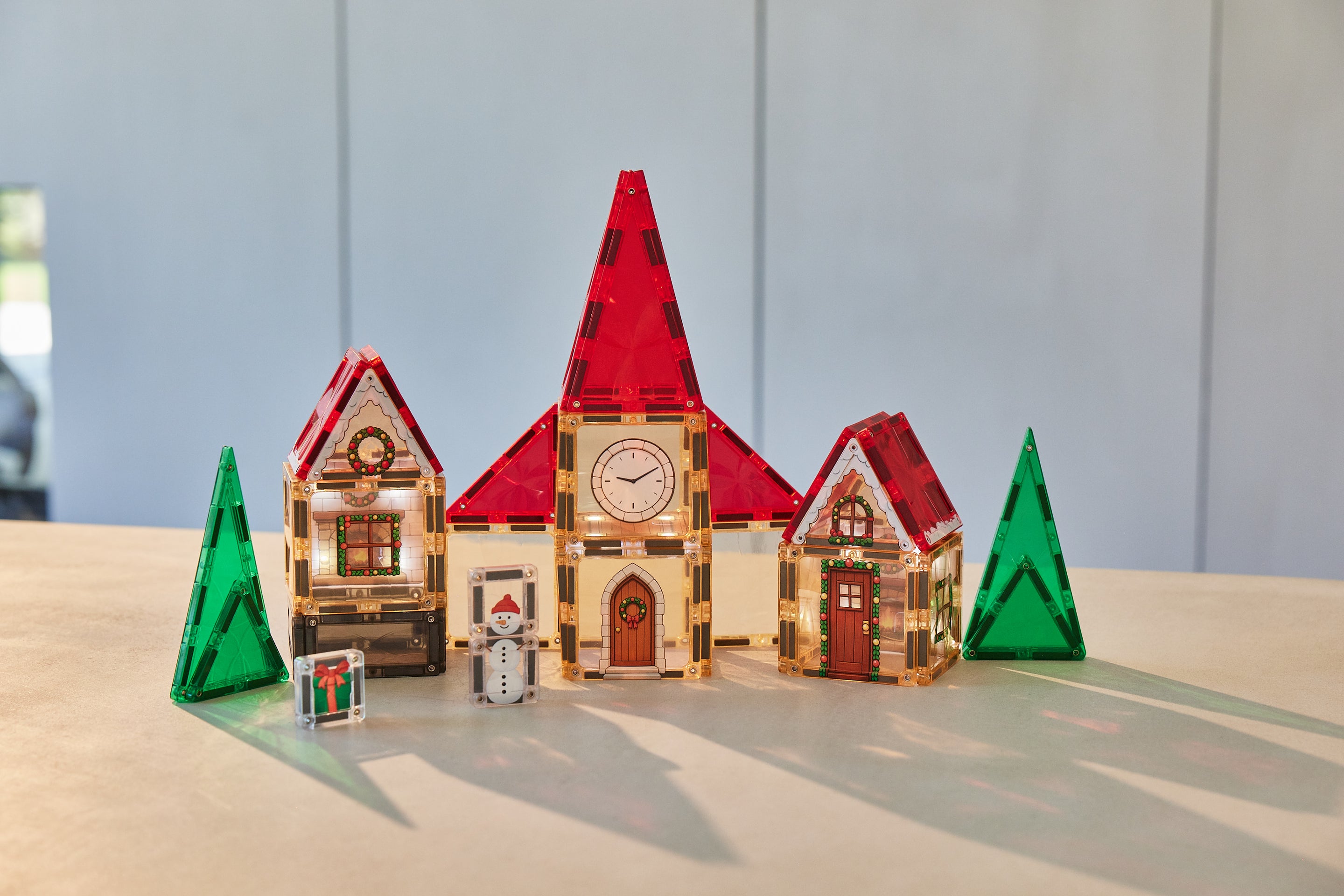 Cleverclixx Christmas Village Advent Calendar met 46 magneettegels achter 24 deurtjes, De Gele Flamingo